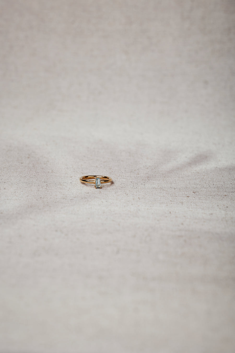 Ring mit hellblauem, eckigem Stein