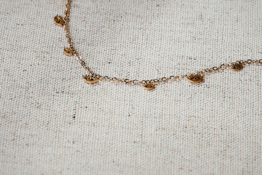 goldfarbene Halskette mit Augen